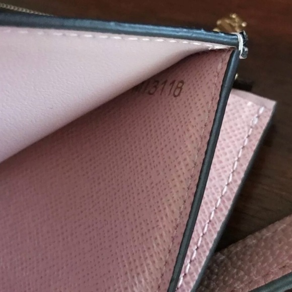 SOLD❌ Vuitton Zoe Pink Mono wallet - Picture 4 of 6
